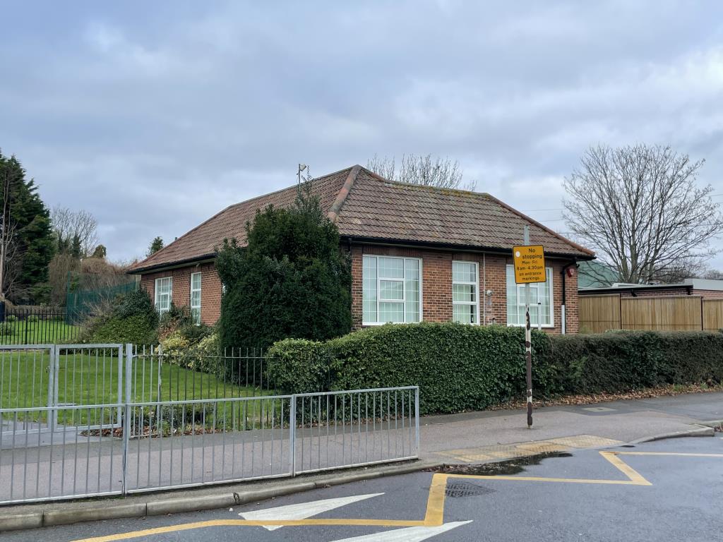 Lot: 25 - ATTRACTIVE DETACHED CLINIC PREMISES WITH POTENTIAL - 
